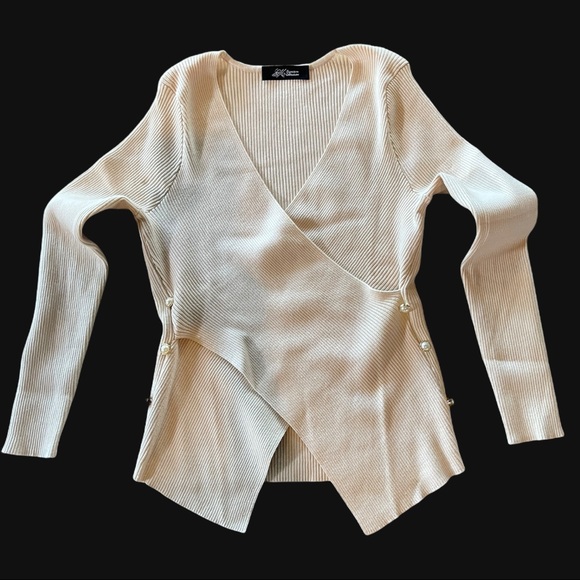 🆕 The Damzellah Button Accent Sweater - Picture 7 of 10